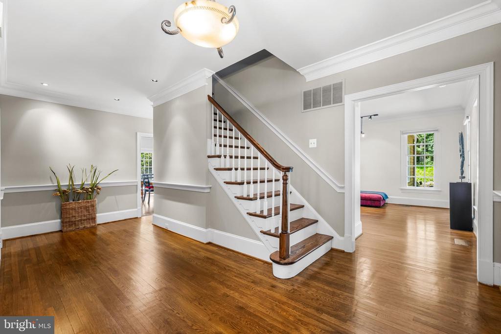 901 CHESTNUT RIDGE DRIVE