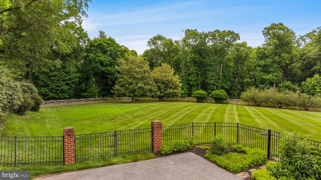 11 SPRINGHILL FARM COURT