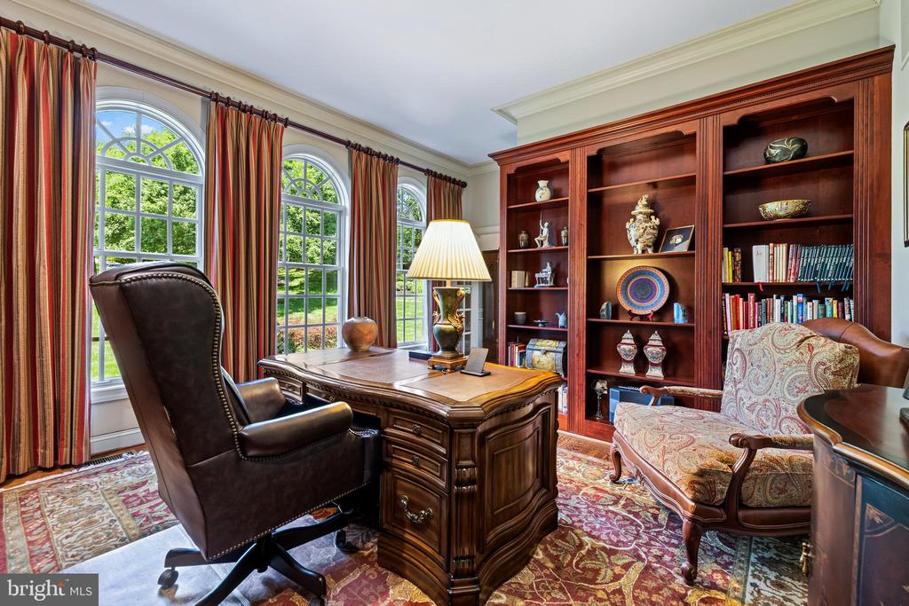11 SPRINGHILL FARM COURT