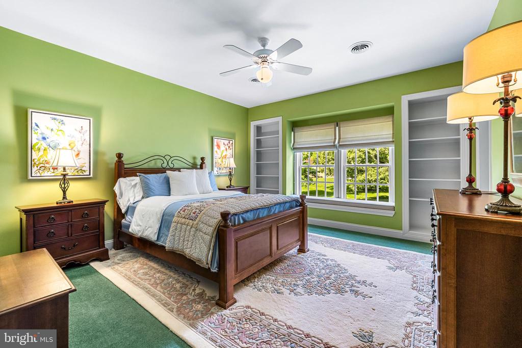 11 SPRINGHILL FARM COURT