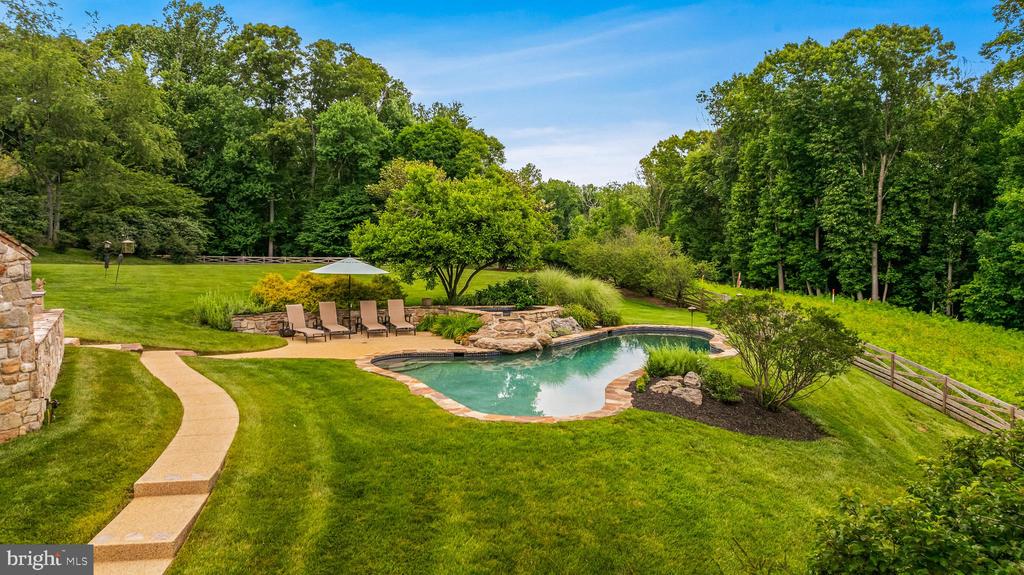 11 SPRINGHILL FARM COURT