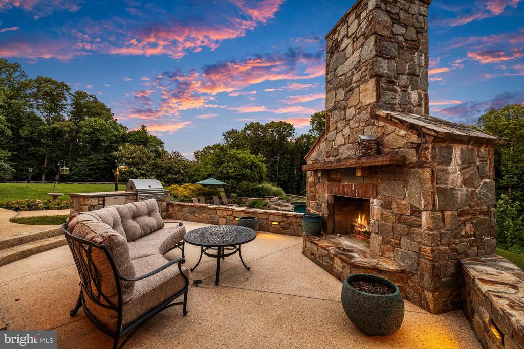 11 SPRINGHILL FARM COURT