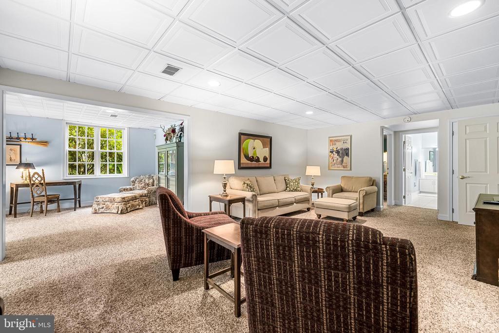 11 SPRINGHILL FARM COURT