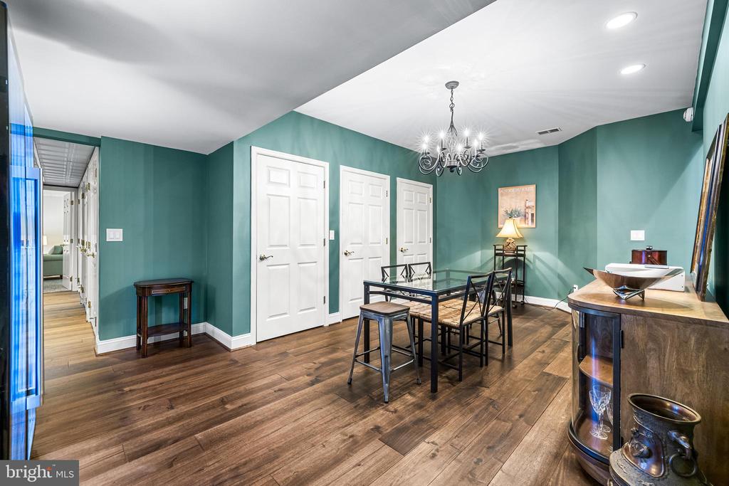 11 SPRINGHILL FARM COURT