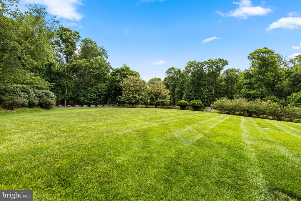 11 SPRINGHILL FARM COURT