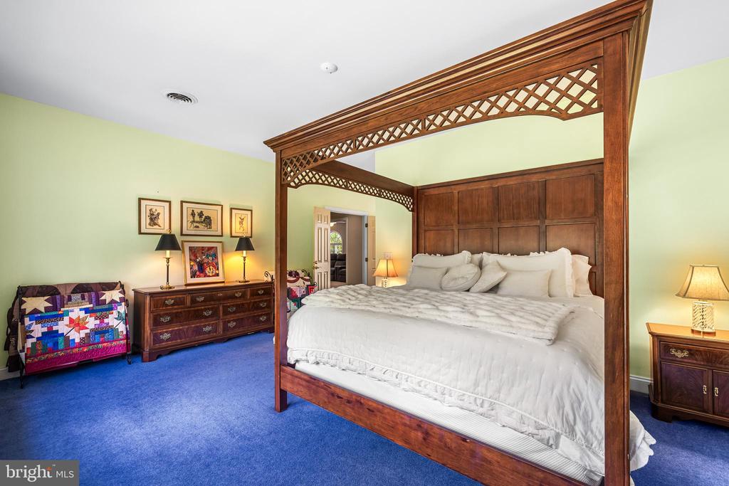 11 SPRINGHILL FARM COURT