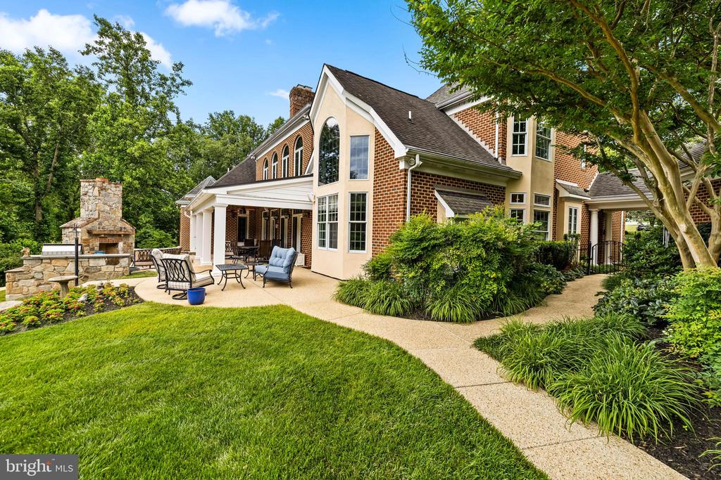 11 SPRINGHILL FARM COURT