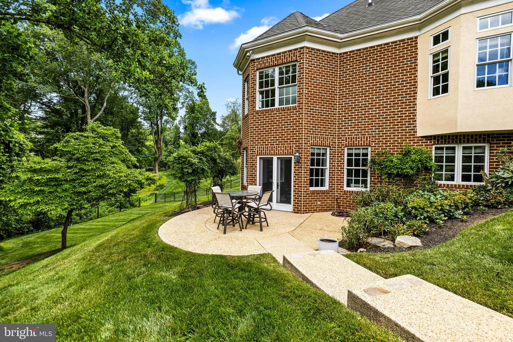 11 SPRINGHILL FARM COURT