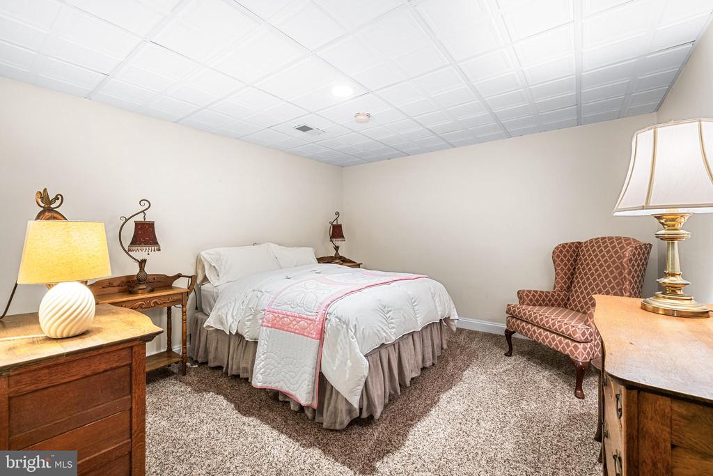 11 SPRINGHILL FARM COURT