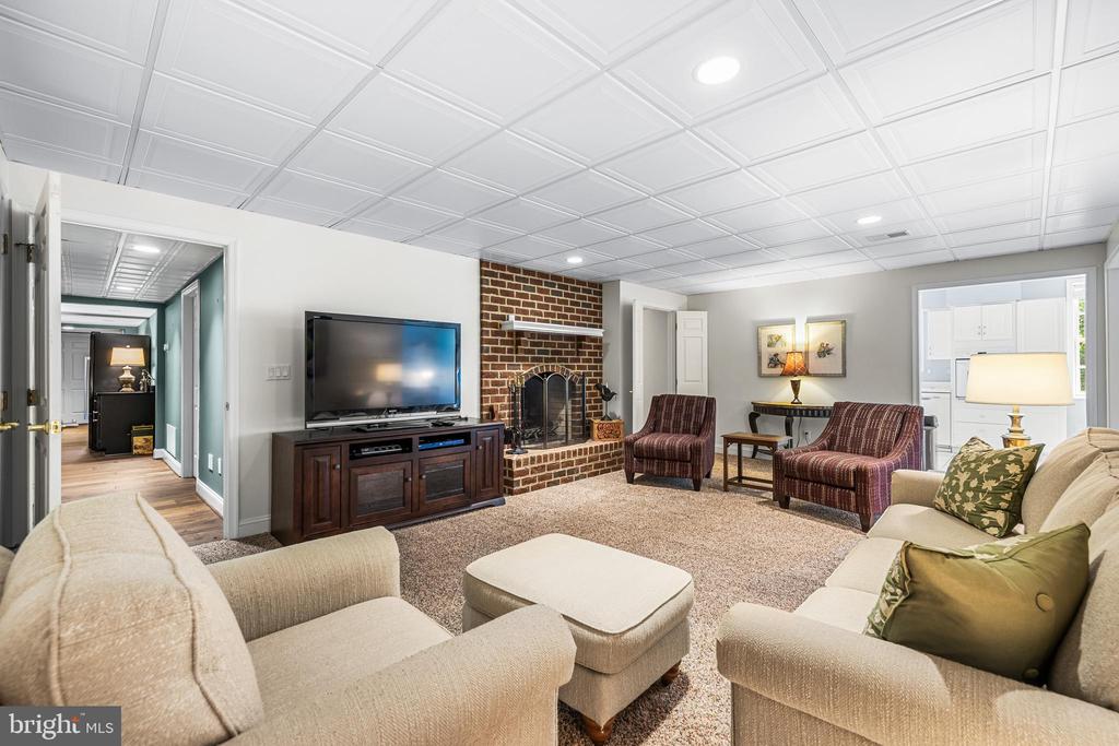 11 SPRINGHILL FARM COURT