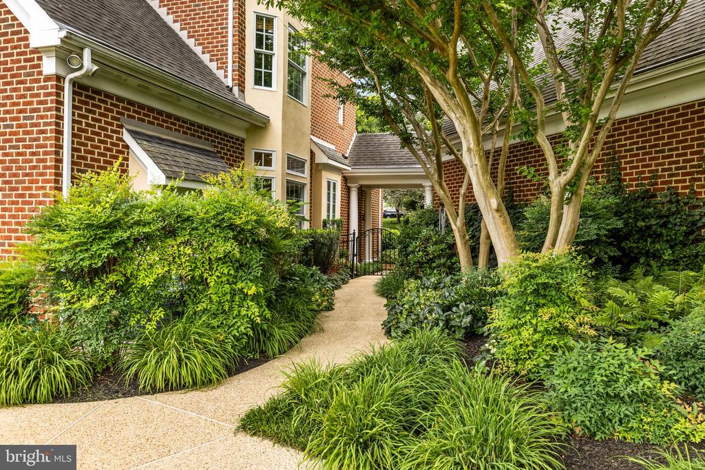 11 SPRINGHILL FARM COURT