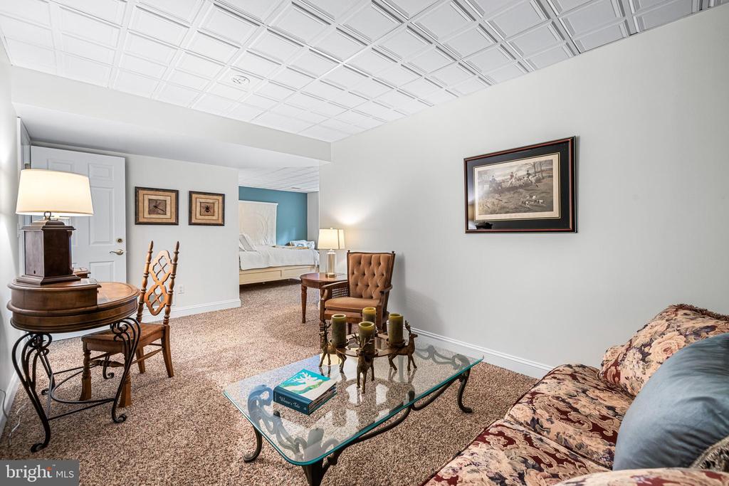 11 SPRINGHILL FARM COURT