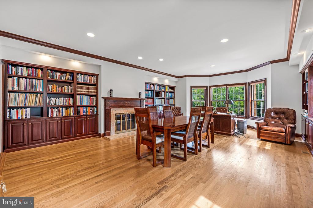 9 SPRINGHILL FARM COURT