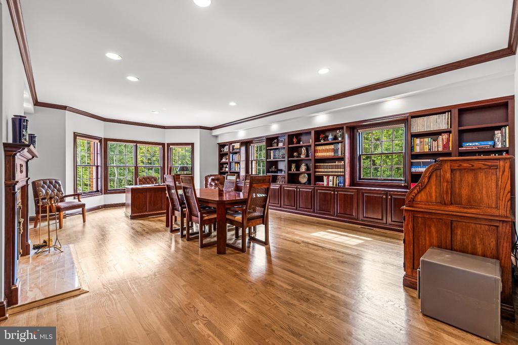 9 SPRINGHILL FARM COURT