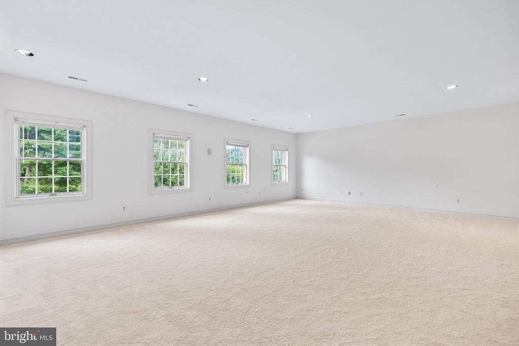 9 SPRINGHILL FARM COURT