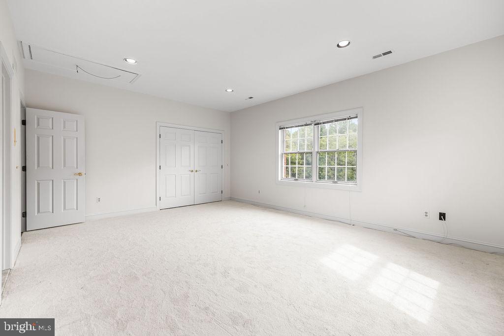 9 SPRINGHILL FARM COURT
