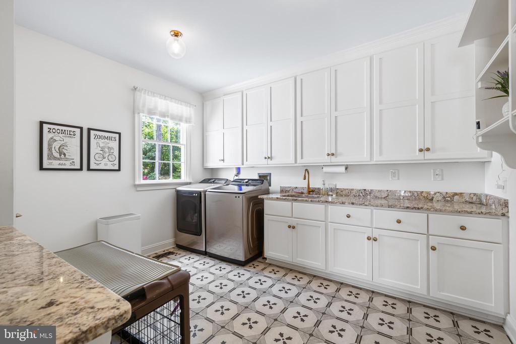 1506 PHOENIX ROAD W
