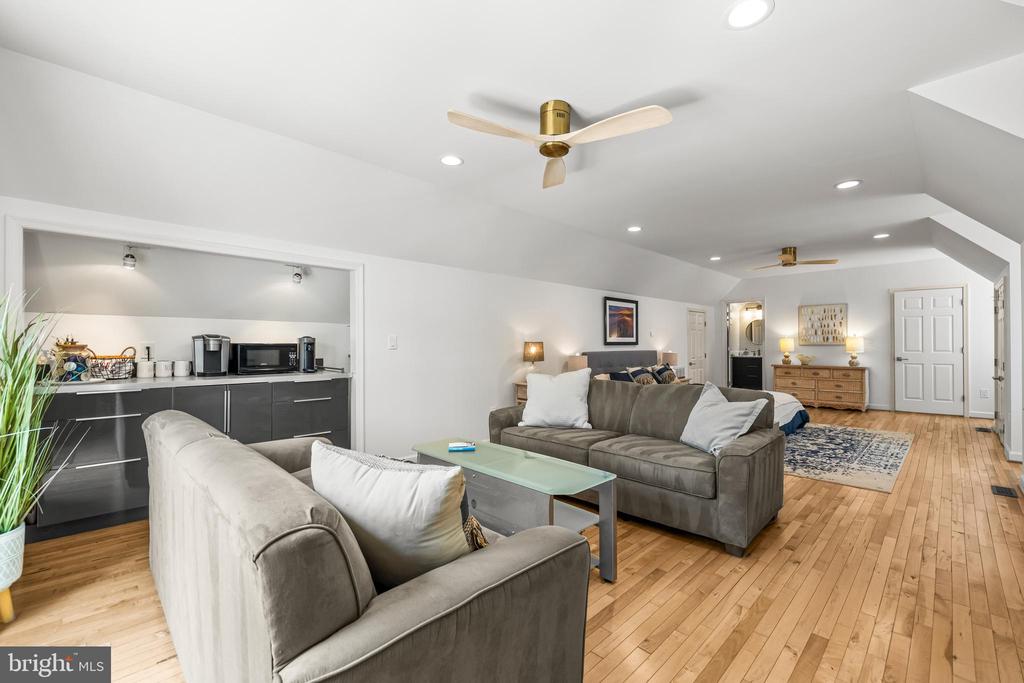 1506 PHOENIX ROAD W