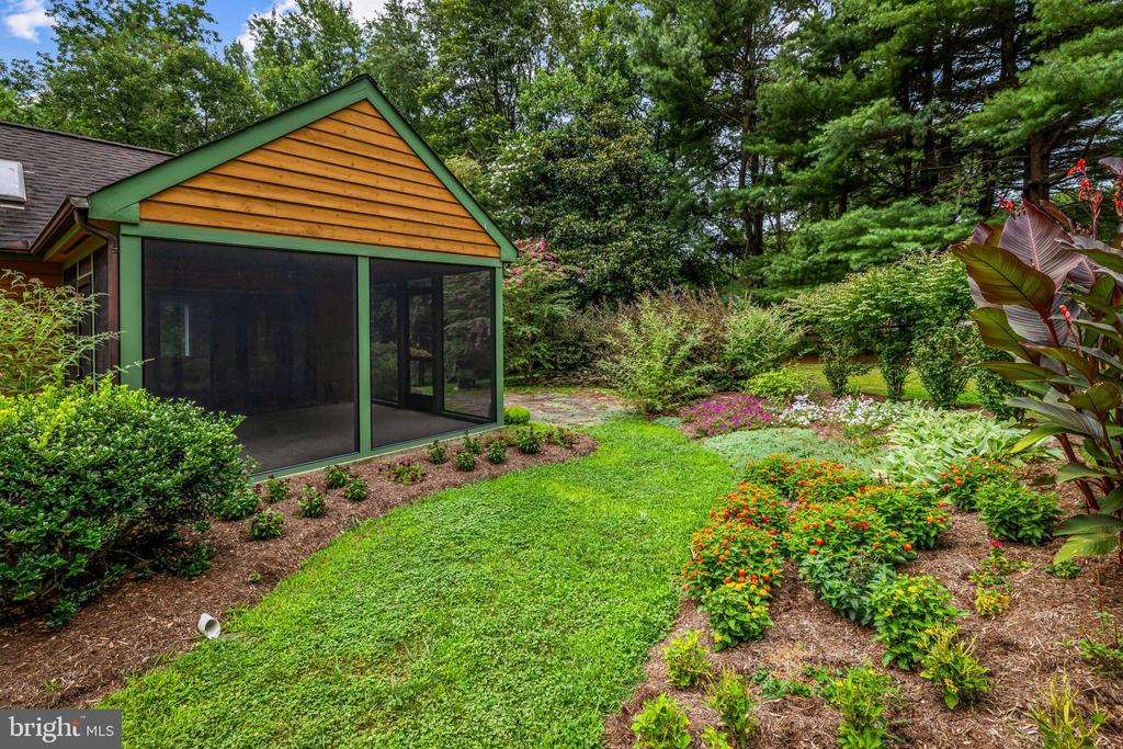 4 TURNER WOOD COURT