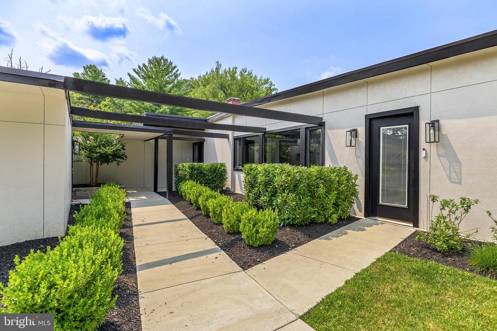 3602 BARBERRY COURT