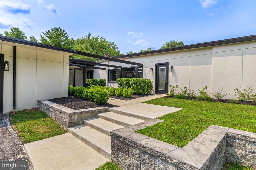 3602 BARBERRY COURT
