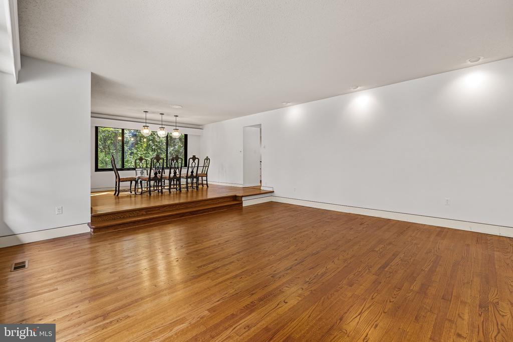1502 AMESHIRE ROAD