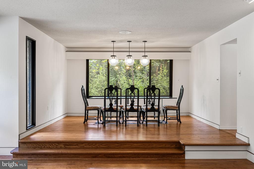 1502 AMESHIRE ROAD