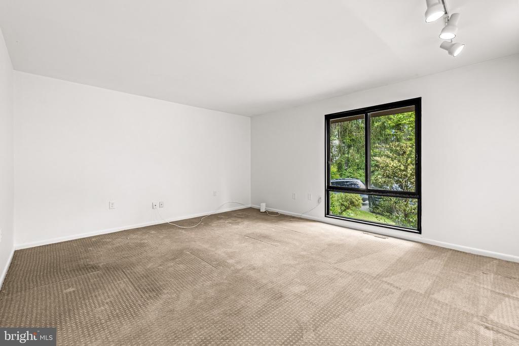 1502 AMESHIRE ROAD