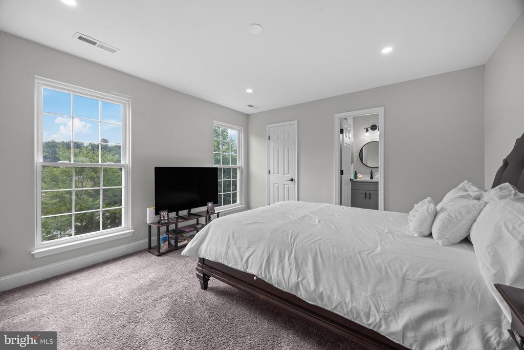 829 LAKE SHORE DRIVE