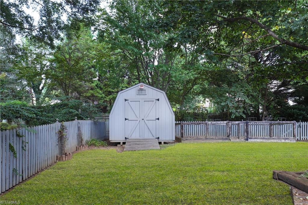 3908 Sandlewood Road