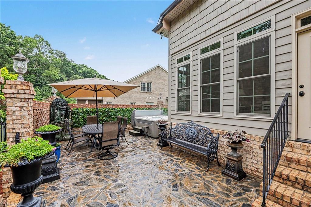 1070 Old Stone Lane