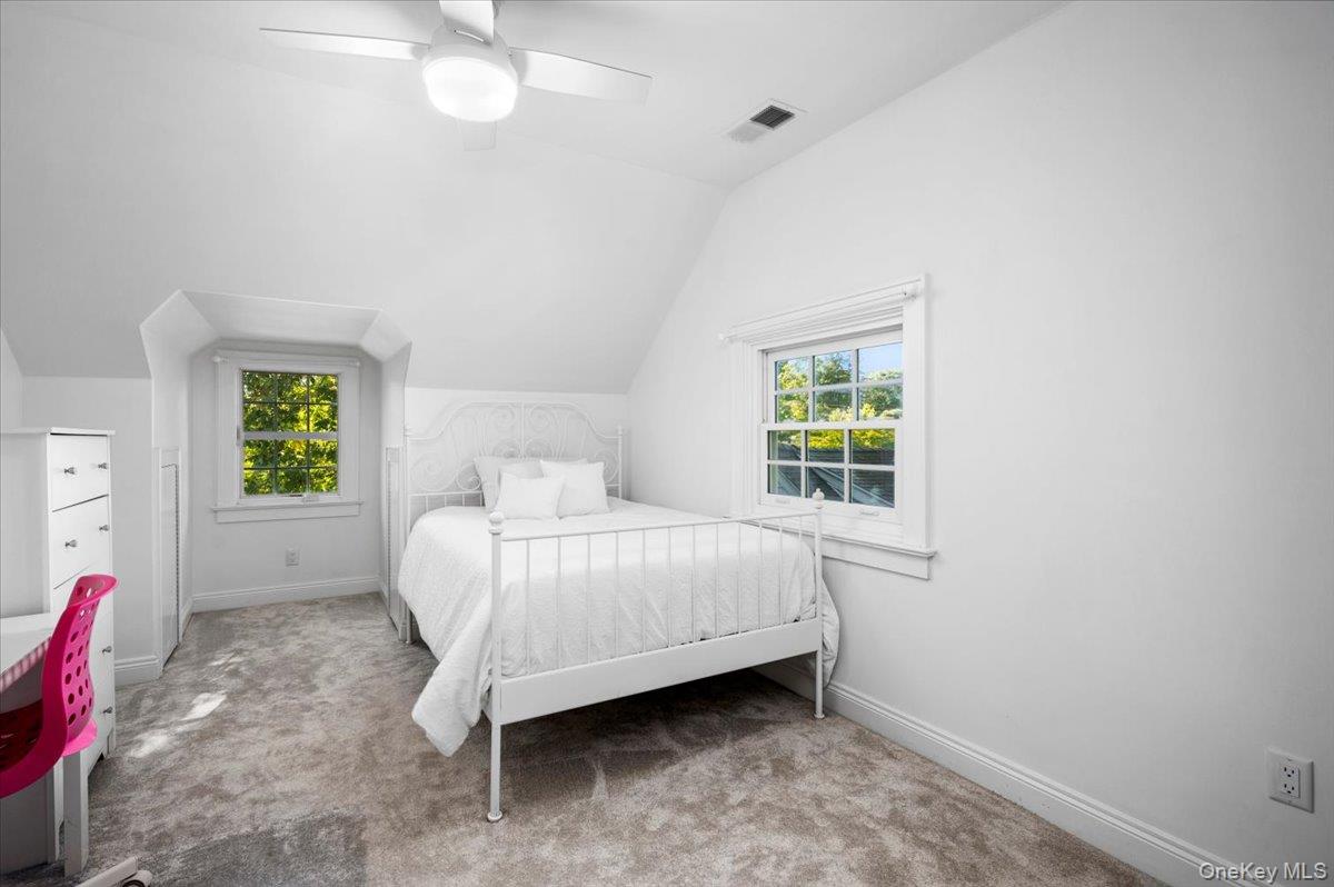 10 E Brookside Drive