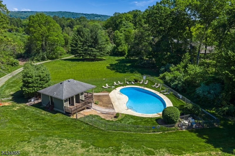 22 Hunters Cir