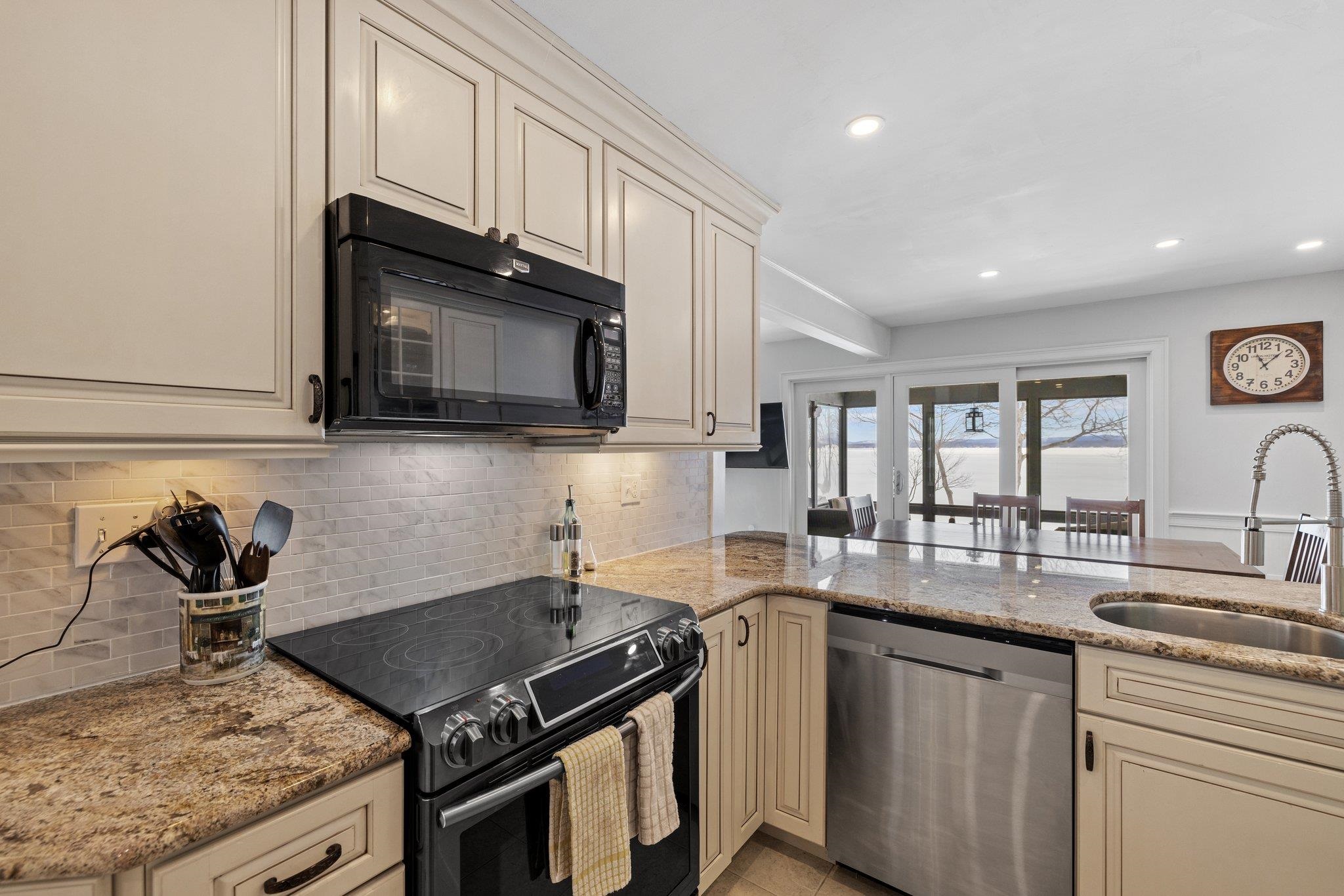 2696 Lake Shore Road Unit: 8