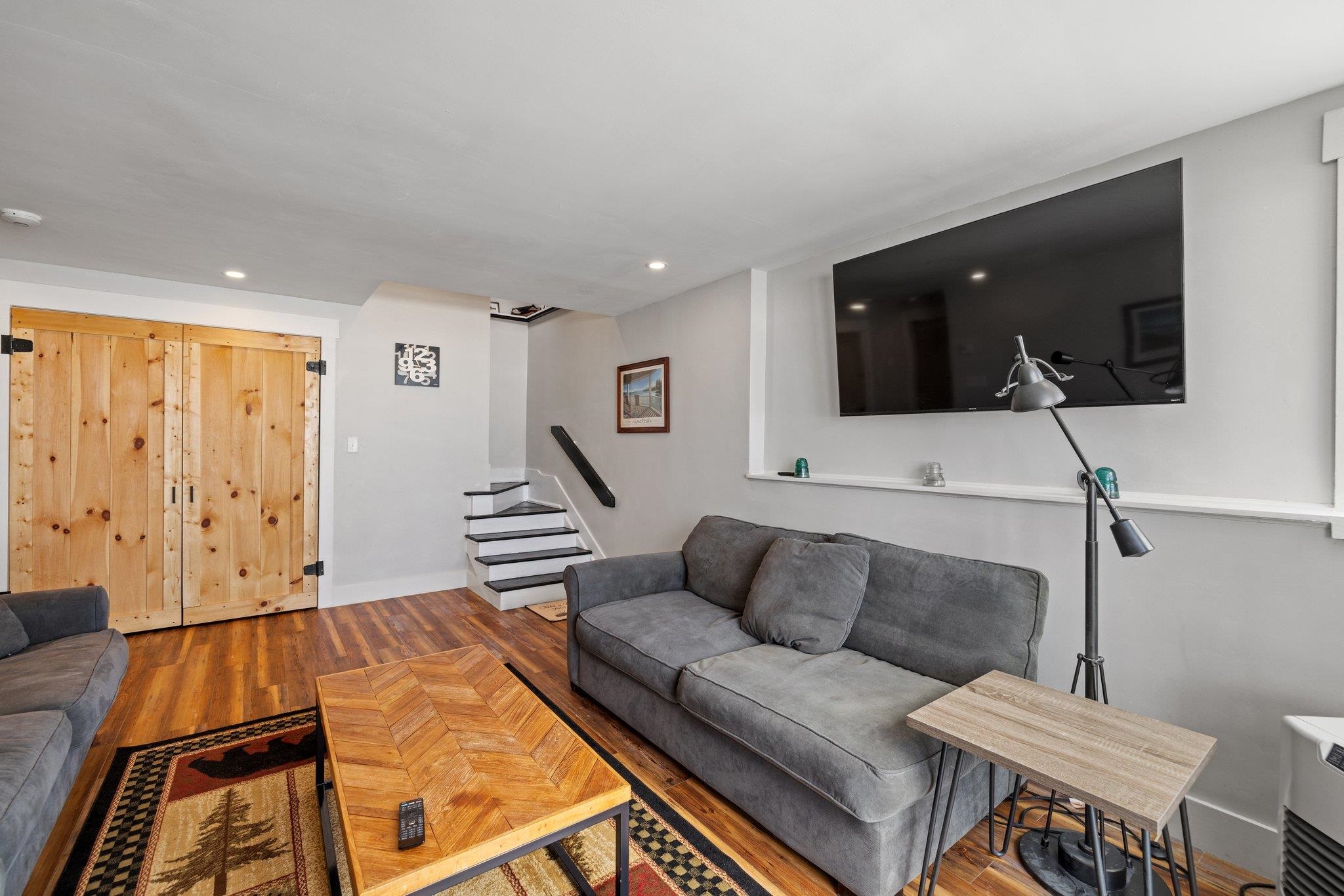 2696 Lake Shore Road Unit: 8