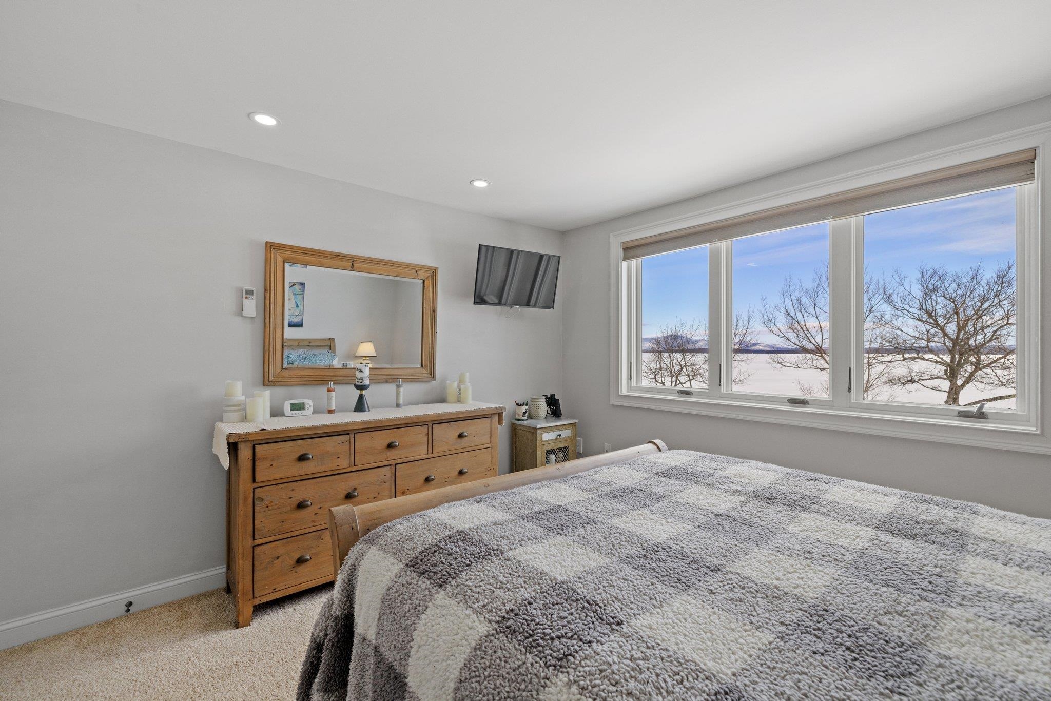 2696 Lake Shore Road Unit: 8