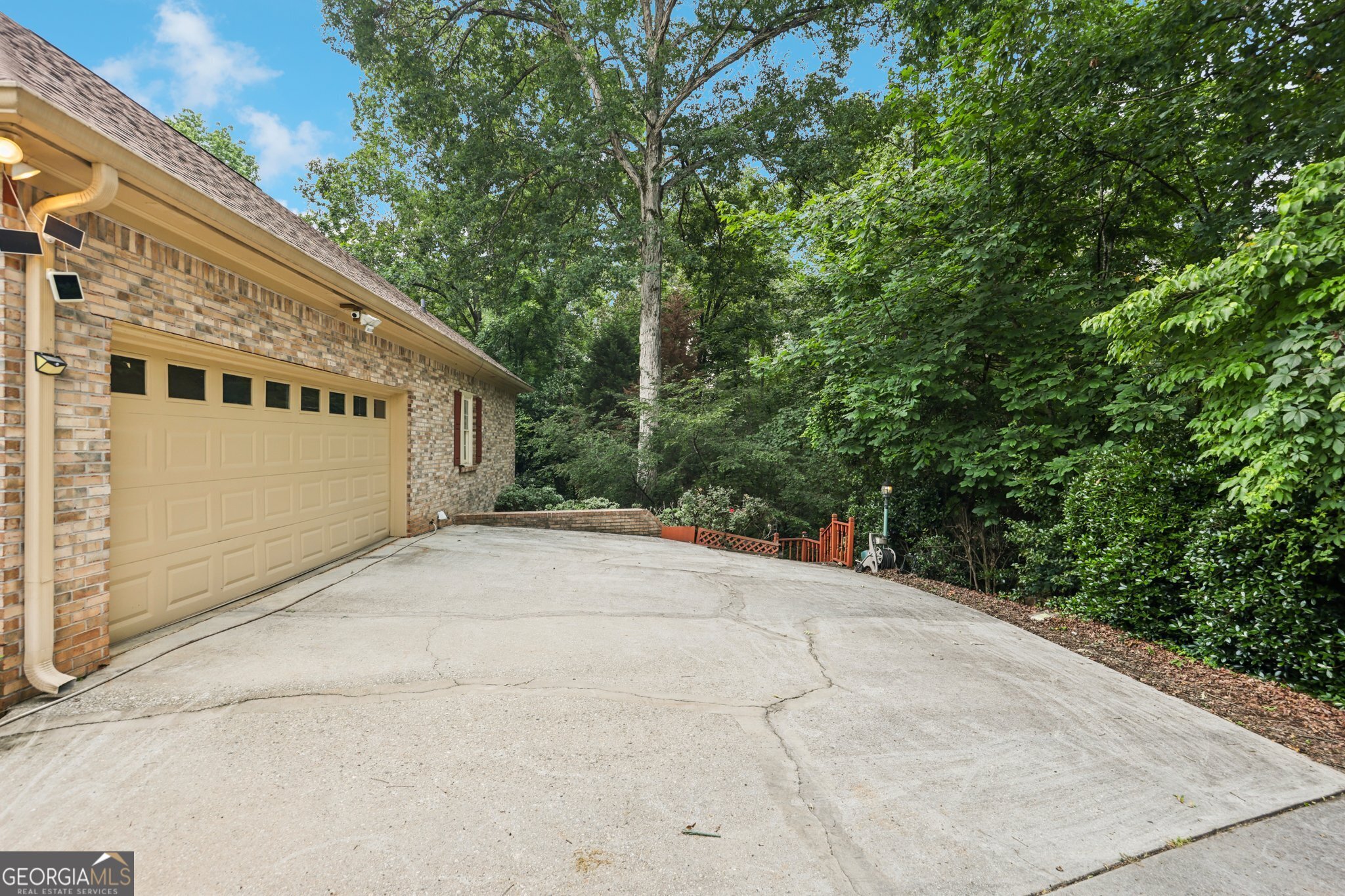 8110 Lakemont Close