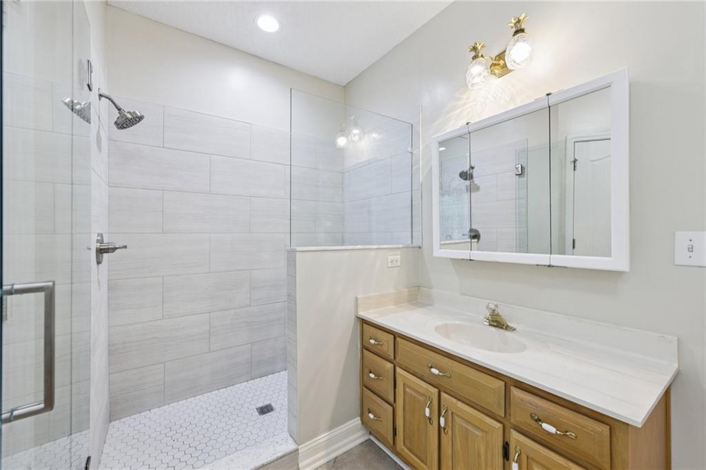 8110 Lakemont Close