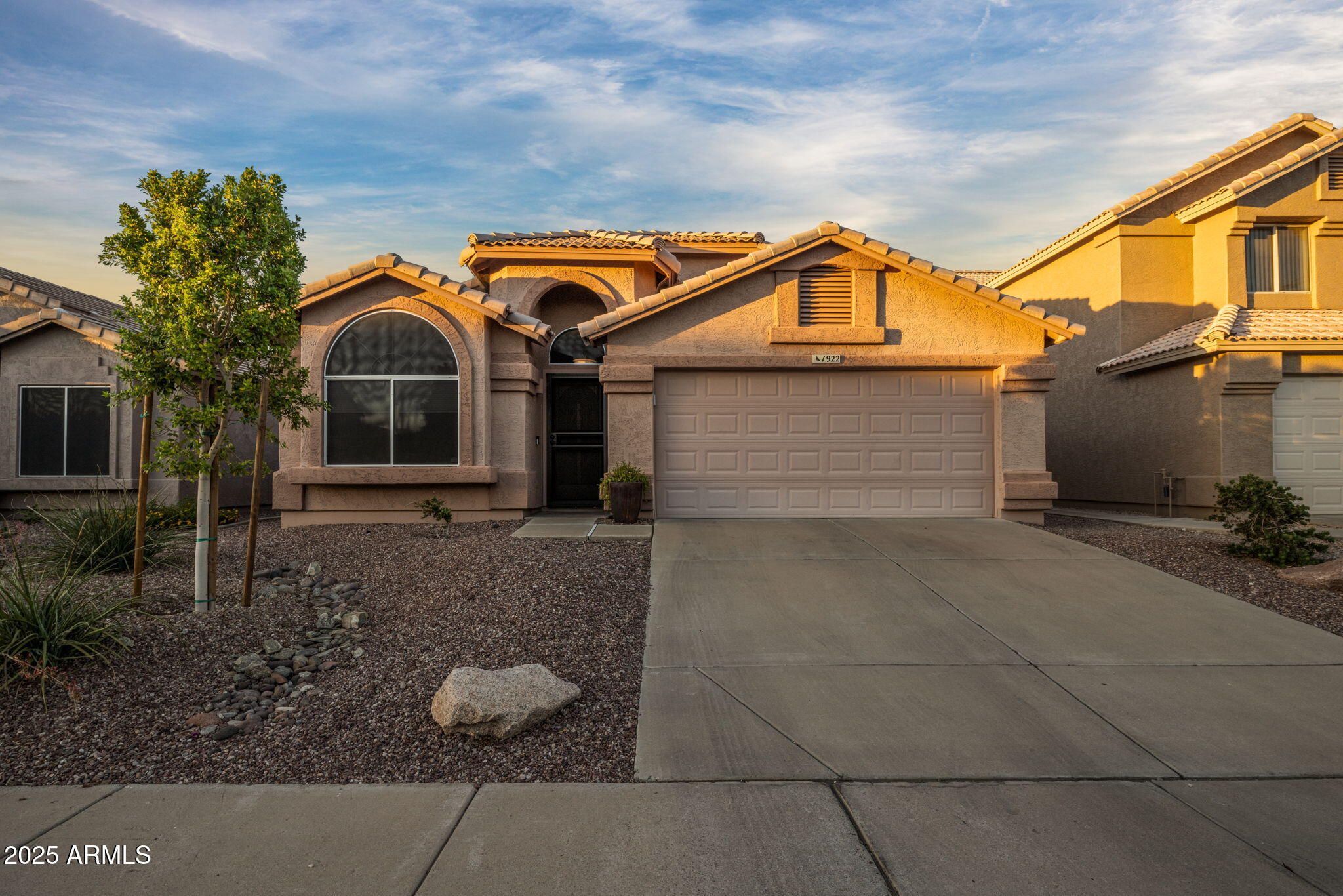 1922 E SIESTA Lane
