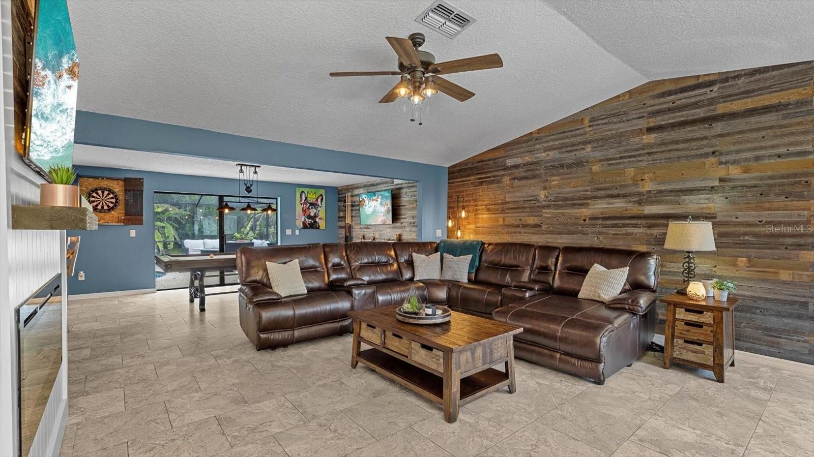 805 JACARANDA DR