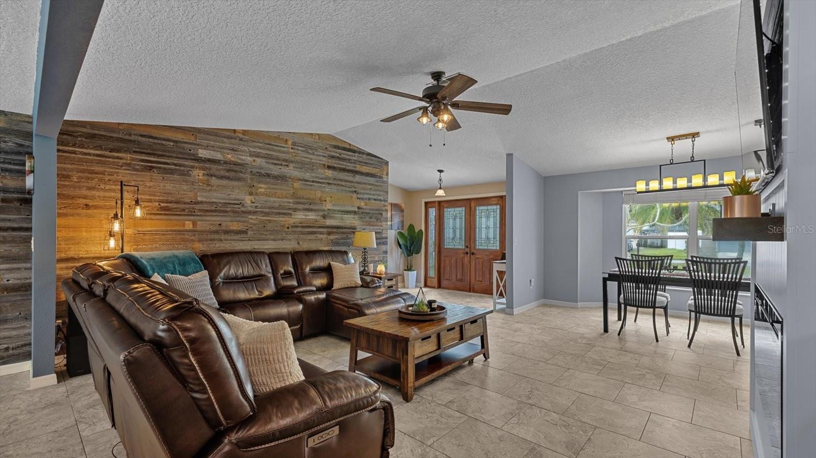 805 JACARANDA DR