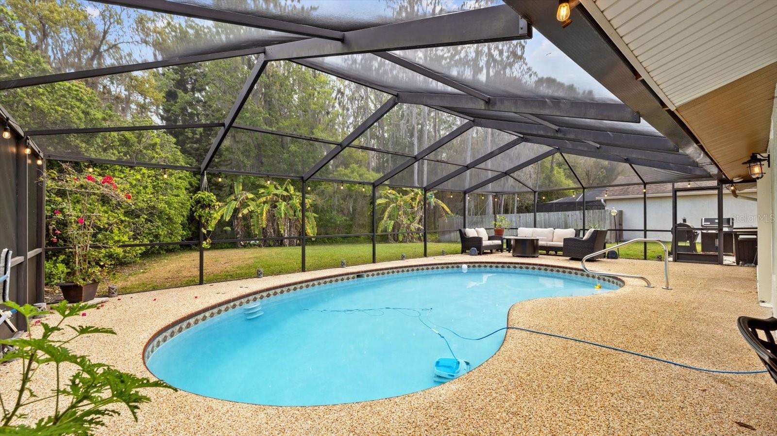 805 JACARANDA DR