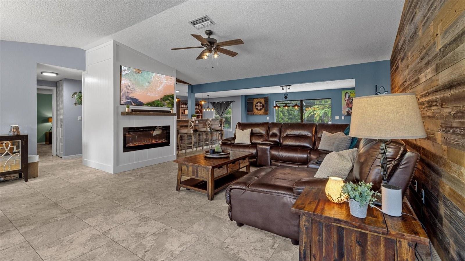 805 JACARANDA DR