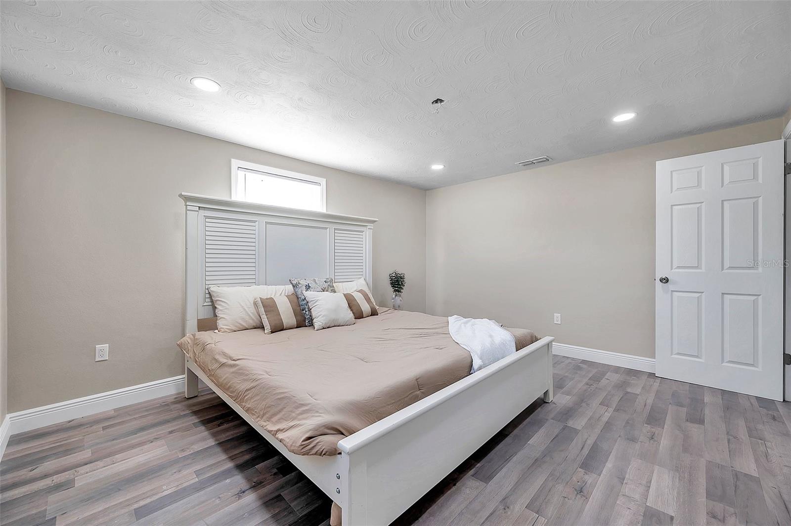 5728 DOLORES DR
