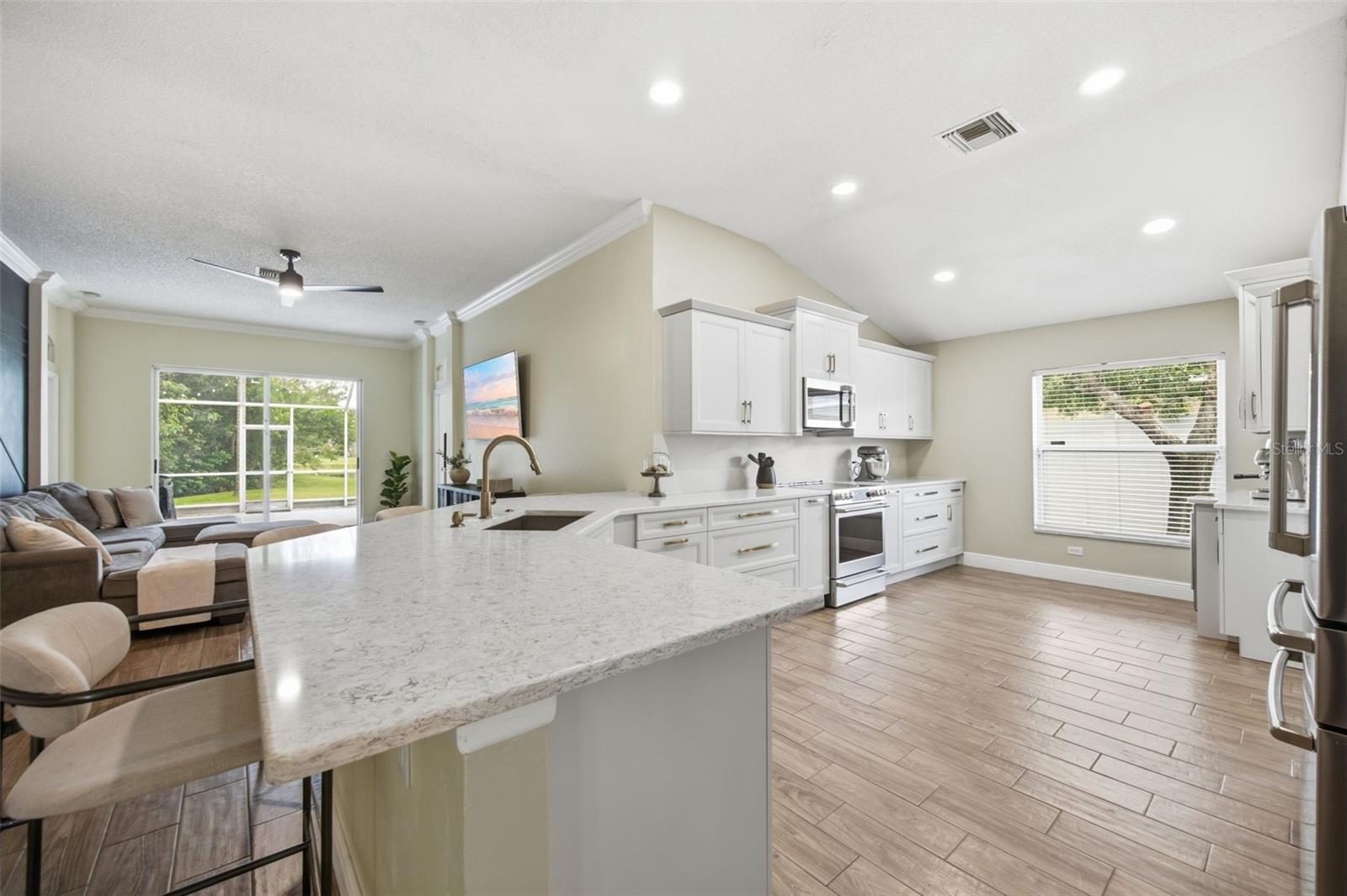 416 CYPRESS VIEW DR