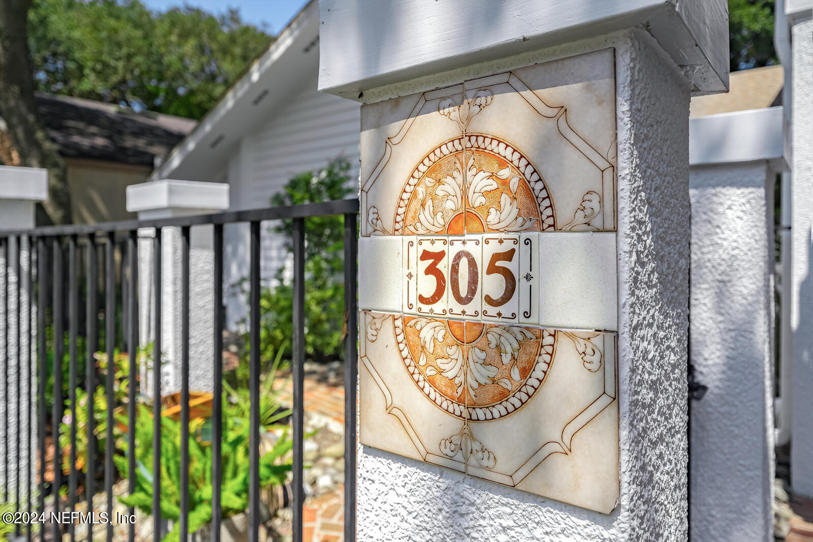 305 GARDEN Lane