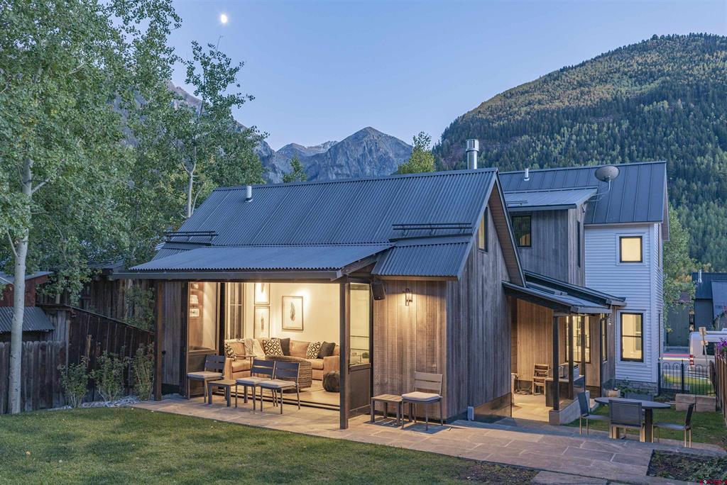 127 E Columbia Avenue