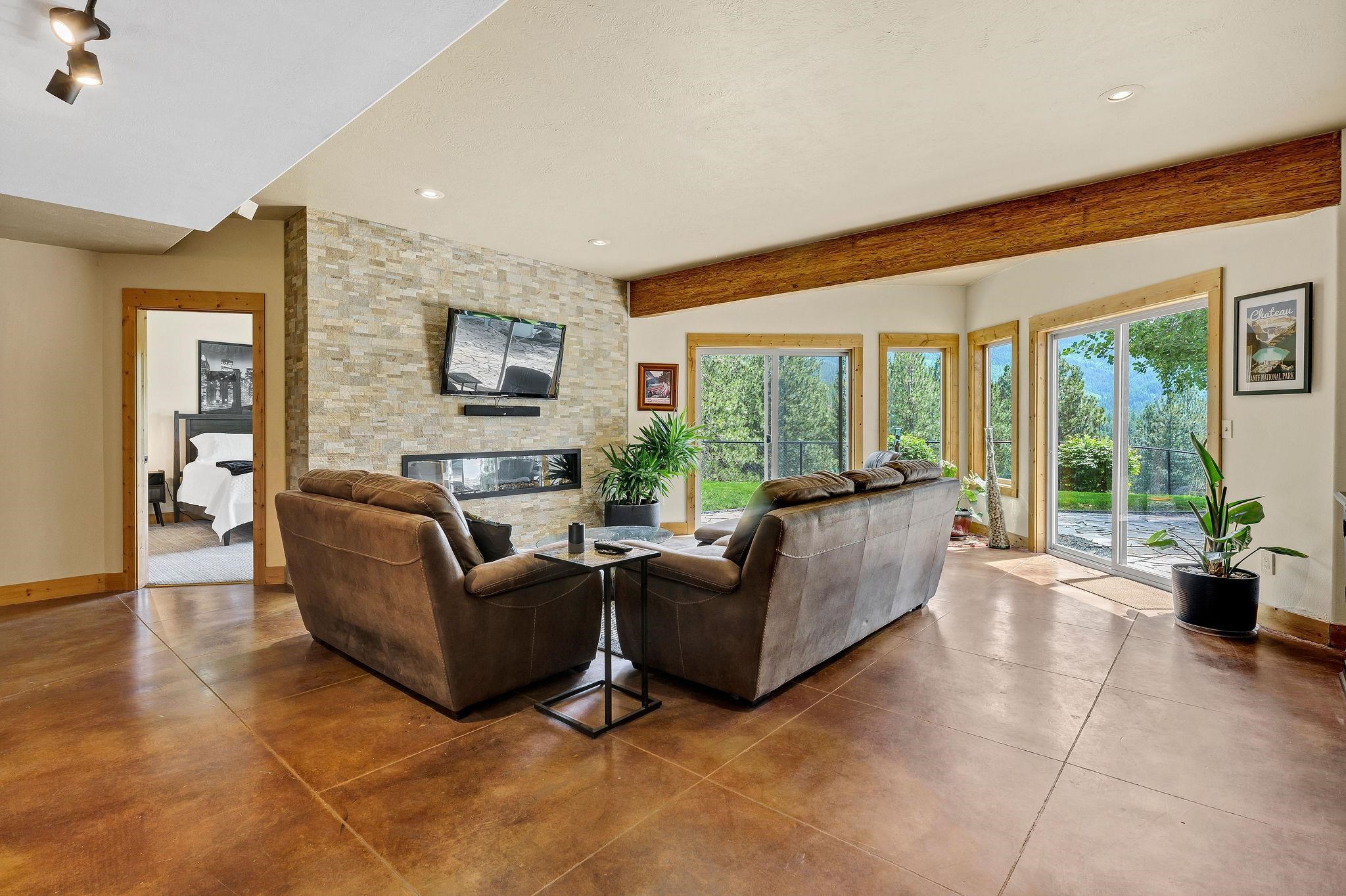 23418 E Broken Lance Ln