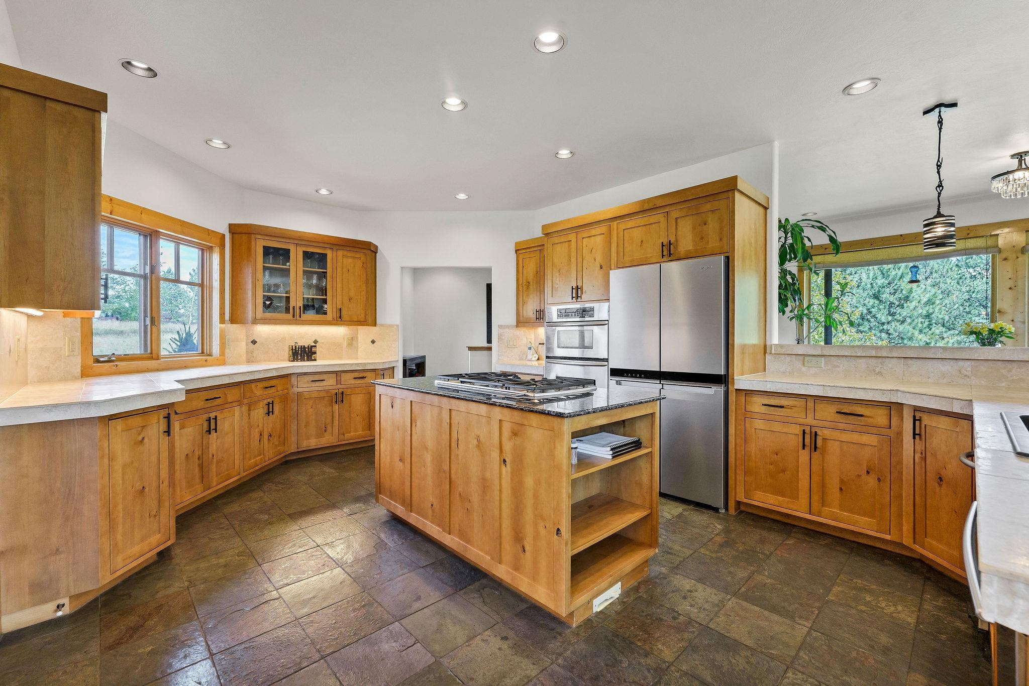 23418 E Broken Lance Ln