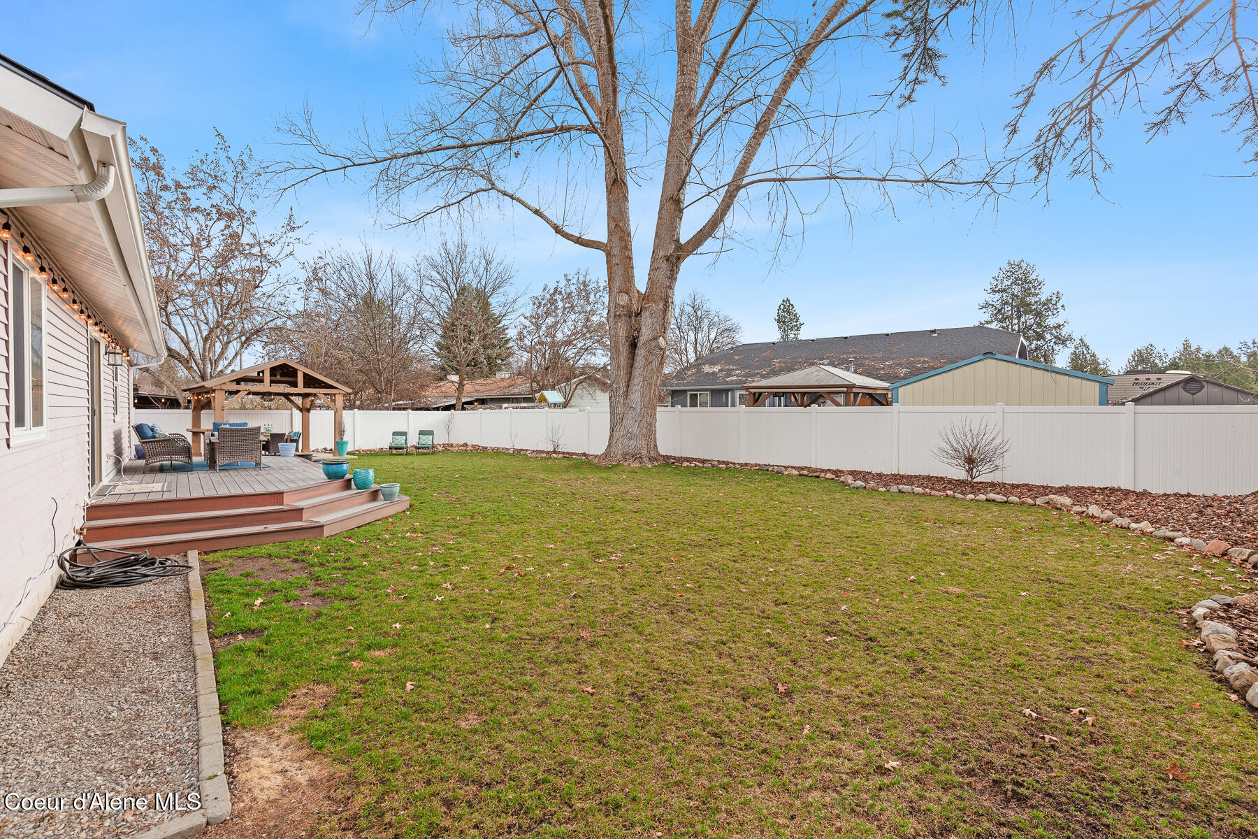9938 N Hillview Dr